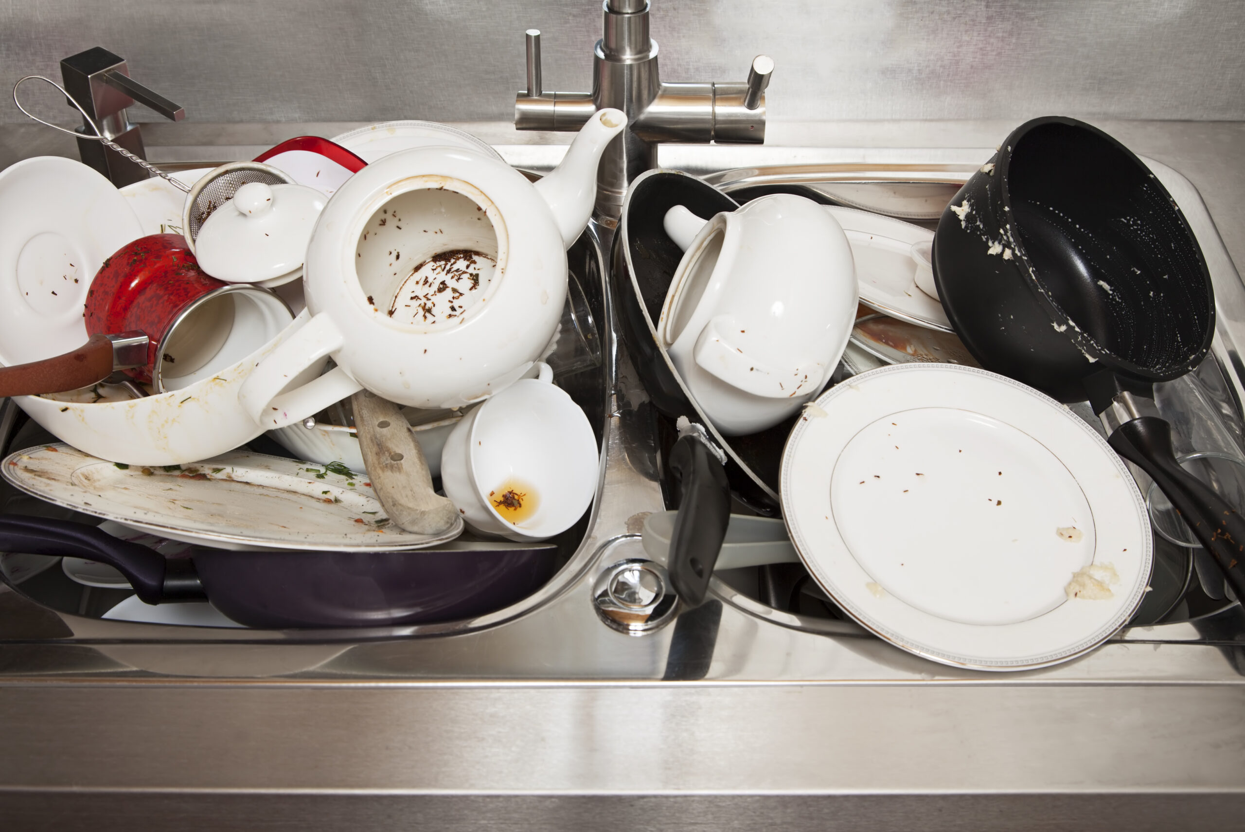 Pile,Of,Dirty,Dishes,On,Sink,In,The,Kitchen